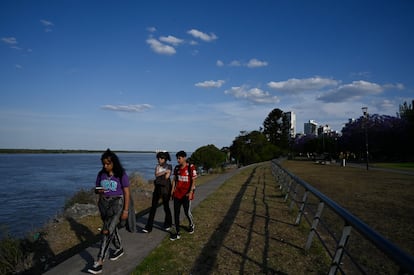 Jóvenes pasean en los humedales en el delta del Paraná, en Rosario, el 17 de noviembre.