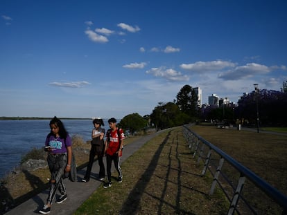 Jóvenes pasean en los humedales en el delta del Paraná, en Rosario, el 17 de noviembre.
