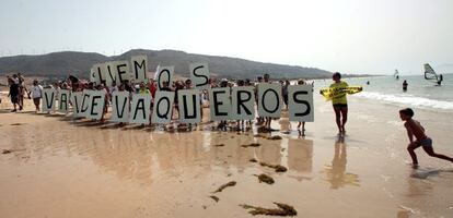 Manifestantes contra la urbanizaci&oacute;n de Valdevaqueros.