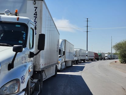 Conductores hacen fila hacia la aduana rumbo a Estados Unidos por el puente Internacional Zaragoza, en Ciudad Juárez, México.