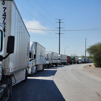 Conductores hacen fila hacia la aduana rumbo a Estados Unidos por el puente Internacional Zaragoza, en Ciudad Juárez, México.