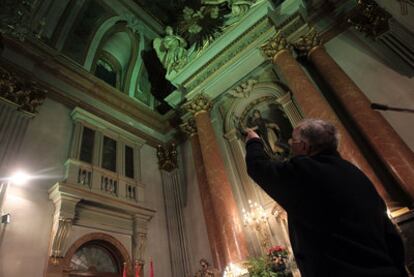 Juan Martínez Villar, párroco de la iglesia de San Antón, muestra la vidriera rota por las obras del futuro Colegio de Arquitectos.