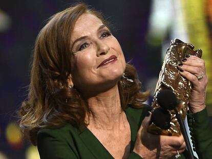 Isabelle Huppert, con su premio C&eacute;sar a la mejor actriz por &#039;Elle&#039;.