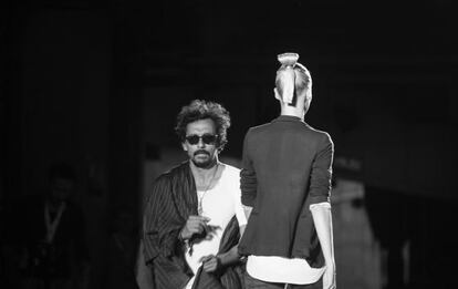 Haider Ackermann, al final del desfile en Medell&iacute;n.