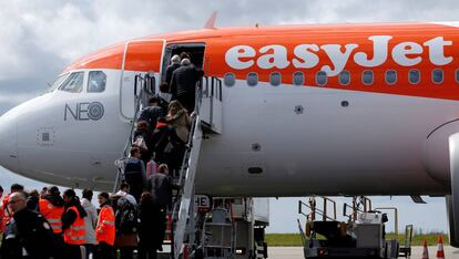 Pasajeros entrando a un avión de EasyJet