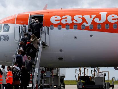 Pasajeros entrando a un avión de EasyJet