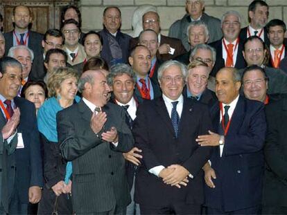 El alcalde de Barcelona, Joan Clos (centro), posa junto a los alcaldes de la Conferencia de Ciudades.