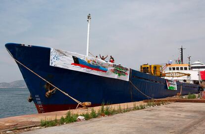 Fotografía de archivo del 25 de mayo de 2010 que muestra a activistas griegos antes de zarpar en un barco que forma parte de la "Flotilla de la Libertad", en el puerto de El Pireo, Grecia. Unas prácticas militares de vuelo conjuntas que iban a realizar entre Grecia e Israel han quedado suspendidas después del ataque. El convoy transportaba 10 toneladas de ayuda humanitaria.