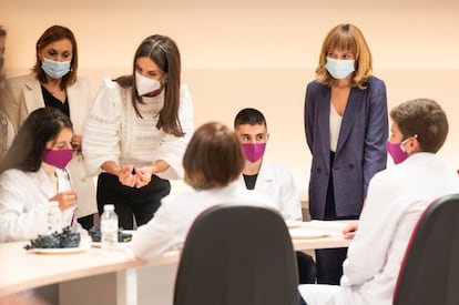 Doña Letizia ha abierto el curso de Formación Profesional 2021-2022 con la visita al Instituto Ciudad de Haro (La Rioja), que tiene un millar de alumnos entre Enseñanza Secundaria y diversos ciclos de FP, entre ellos, el nuevo de vitivinicultura.