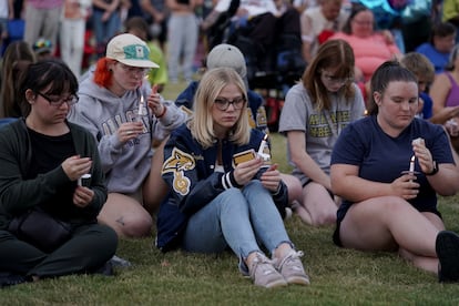 Personas llevan velas durante una vigilia en un parque cercano a la escuela, este 4 de septiembre en Winder (Georgia).