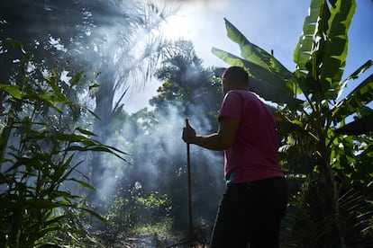 Además de los residuos, está la amenaza del fuego. Los vecinos queman todo tipo de plásticos y gomas, que generan un humo negro, tóxico e inútil. En la foto, uno de los vecinos de Joane vigila la hoguera donde quema este tipo de productos.