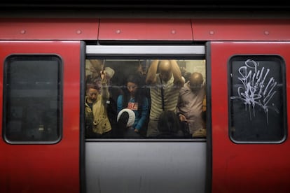 Viajeros en el metro de Caracas,  el pasado febrero.