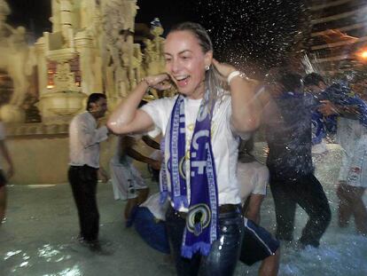 La alcaldesa Sonia Castedo celebra la victoria del Hércules bañándose en la fuente de Los Luceros.
