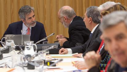 El presidente del Tribunal Supremo y del Consejo General del Poder Judicial, Carlos Lesmes (a la izquierda), en una reunión de la comisión permanente y del pleno del órgano de gobierno de los jueces, en enero.