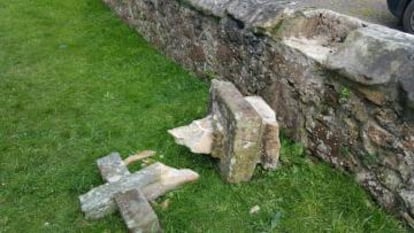 Una de las cruces destruidas de la iglesia de San Jorge de Penagos.