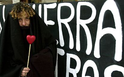 Una mujer vestida de negro porta un corazn en una protesta en Madrid, en 2002.