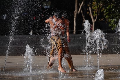Dos niños juegan en una fuente en Ciudad de México, en medio de una onda de calor, el 9 de febrero de 2024.