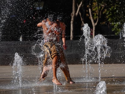 Dos niños juegan en una fuente en Ciudad de México, en medio de una onda de calor, el 9 de febrero de 2024.