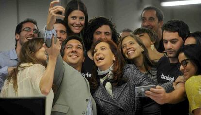 Cristina Fernández se hace un selfi con un grupo de estudiantes.