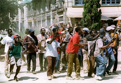 Los inmigrantes se niegan a abandonar la plaza mientras el Ayuntamiento amenaza con un nuevo desalojo.