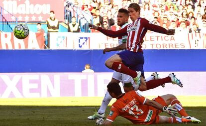 Torres supera al portero del Granada.