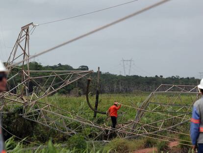 Técnicos ao lado de torre de transmissão de energia destruída no Ceará.