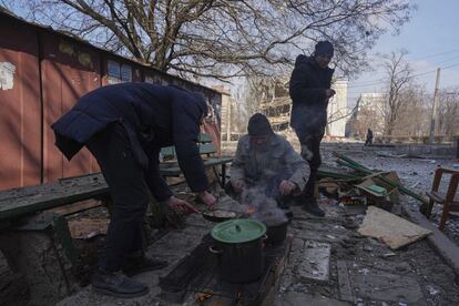 Varios vecinos de Mariupol, castigada por la ofensiva rusa y donde ya escasean los alimentos y el agua potable, cocinan en un calle de la ciudad ucrania, el domingo. El ministro de Exteriores de China, Wang Yi, ha asegurado, en una conversación con su homólogo español, José Manuel Albares, que el país asiático no quiere verse afectado "todavía más" por las sanciones que Occidente ha impuesto a Rusia. Este martes, el bloque comunitario ha acordado un nuevo paquete de sanciones –el cuarto desde la invasión de Ucrania–, centrado en medidas comerciales, un primer zarpazo al sector energético y con un golpe simbólico teledirigido contra las élites empresariales, al prohibir la exportación a Rusia de una larga lista de productos de lujo de la UE.