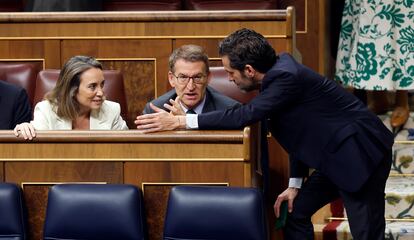 El líder del PP, Alberto Núñez-Feijóo (en el centro), la portavoz del partido, Cuca Gamarra, y el diputado popular Borja Semper, el jueves en el Congreso de los Diputados.