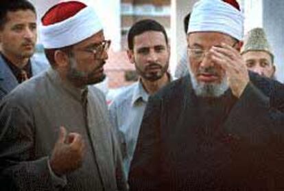 A la derecha, Yusef Al-Qaradawi, presidente del congreso, ayer a su llegada a la mezquita de Valencia.