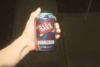 Hay una gran selección de cervezas y refrescos de importación como Fanta de frutas del bosque, soda de vainilla o con sabor a chicle. Muy loco todo.