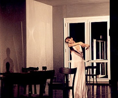 Pina Baush, en la coreografía <I>Café Muller</I>, fotografíada por Pedro Almodóvar.