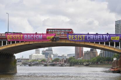 Carteles en contra de la visita del presidente de Estados Unidos, Donald Trump, al Reino Unido en el puente de Vauxhall, en el centro de Londres.
