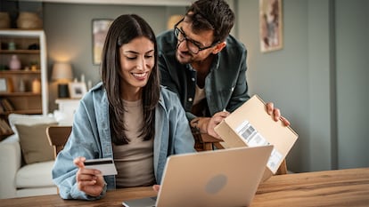Una pareja comprando online desde su portátil.