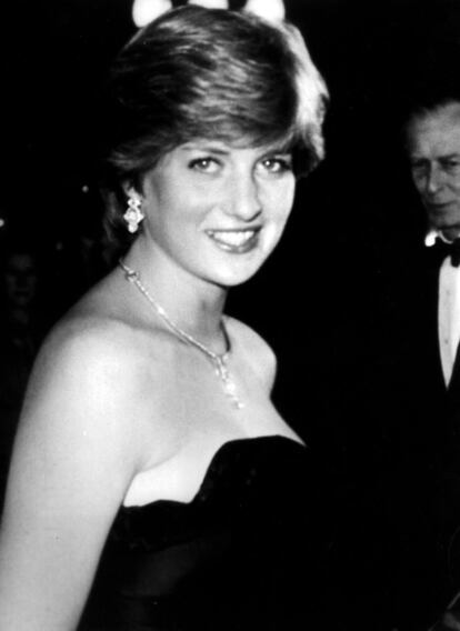 En su primer acto público tras la noticia de su boda con Carlos de Inglaterra, en marzo de 1981, Diana Spencer escogió un vestido negro en palabra de honor. Lo que no se podía imaginar la joven princesa, entonces tenía 19 años, es generaría la polémica pues al bajar del coche enseñó más escote del que le gustaría a los británicos.