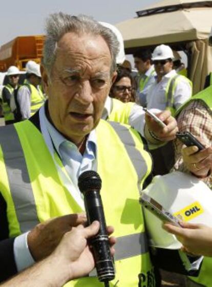 El presidente de OHL, Juan Miguel Villar Mir, durante la visita que realizó hoy junto a la ministra de Fomento a las obras del proyecto del tren de alta velocidad que unirá La Meca con la ciudad de Medina.
