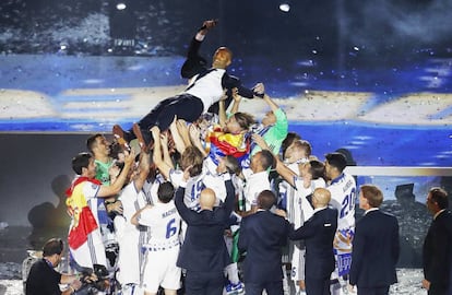 Zidane es alzado por sus jugadores durante la celebración en el Santiago Bernabéu.