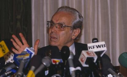Pérez de Cuellar en una visita a Jordania como secretario general de la ONU, en 1990.