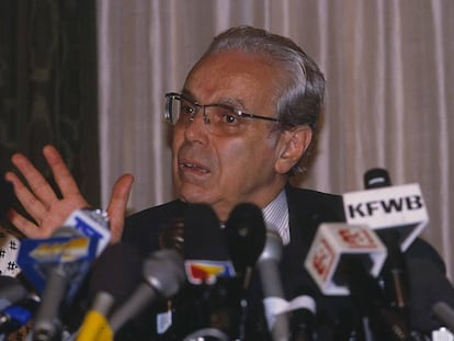 Pérez de Cuellar en una visita a Jordania como secretario general de la ONU, en 1990. 