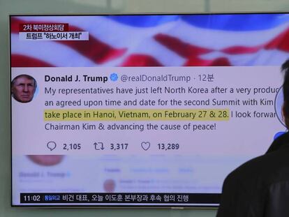 Un hombre mira en Seul una noticia sobre las declaraciones en Twitter de Donald Trump. 