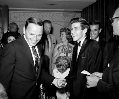 Frank Sinatra Jr. conversa con su padre, Frank Sinatra, entre bambalinas del Driftwood Lounge tras la actuación del joven Sinatra con la Tommy Dorsey Orchestra en el Flamingo Hotel de Las Vegas el 9 de agosto de 1963.