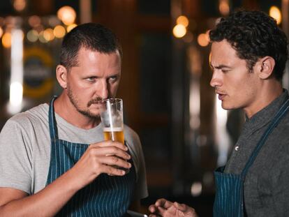 Estos son los héroes que trabajan en agosto para que te bebas una cerveza fría en la playa