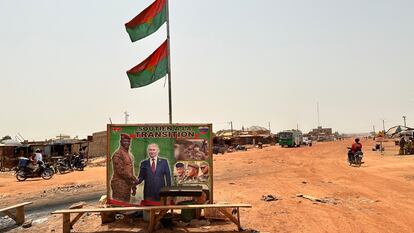 El presidente de Rusia, Vladímir Putin (derecha), y el presidente militar interino de Burkina Faso, Ibrahim Traoré, aparecen juntos en un cartel con el lema “Apoyo a la transición” en una calle de Uagadugú, capital del país, el pasado 5 de marzo.