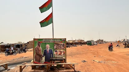 El presidente de Rusia, Vladímir Putin (derecha), y el presidente militar interino de Burkina Faso, Ibrahim Traoré, aparecen juntos en un cartel con el lema “Apoyo a la transición” en una calle de Uagadugú, capital del país, el pasado 5 de marzo.