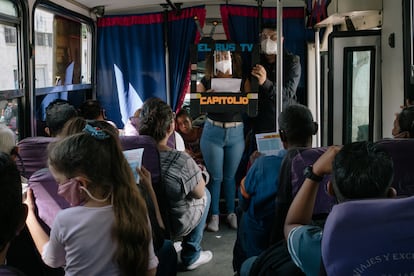 equipo del El Bus TV dan las noticias a los pasajeros de la ruta de Antímano en Caracas, Venezuela