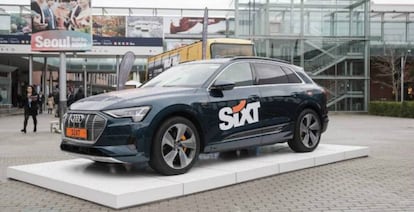 Vehículo de Sixt en exposición.