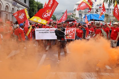 Manifiestantes con pancartas y banderas en el segundo día de huelga nacional por la reforma de pensiones, en Saint-Denis, la isla francesa india de La Reunion, este 31 de enero.