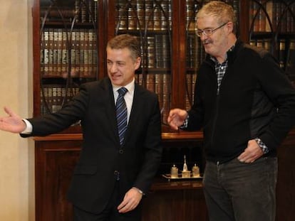 Iñigo Urkullu, a la izquierda, antes de su reunión con Adolfo Muñoz.