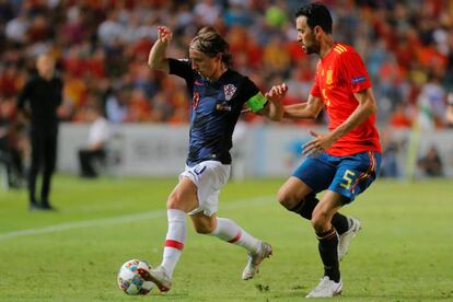 Sergio Busquets pugna con Modric en el España-Croacia.