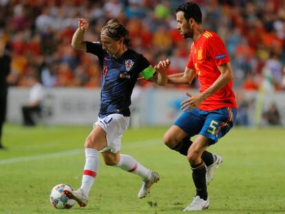 Sergio Busquets pugna con Modric en el España-Croacia.