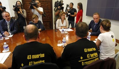 La Asociaci&oacute;n de V&iacute;ctimas 3 de Julio reunida con Alberto Fabra en octubre de 2011. 